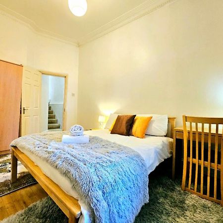לונדון Charming Home With Private Balcony, On 1St Floor, With 2 Bathrooms, 3 Min Walk To Earl'S Court Station מראה חיצוני תמונה