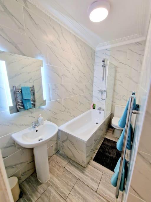 לונדון Charming Home With Private Balcony, On 1St Floor, With 2 Bathrooms, 3 Min Walk To Earl'S Court Station מראה חיצוני תמונה