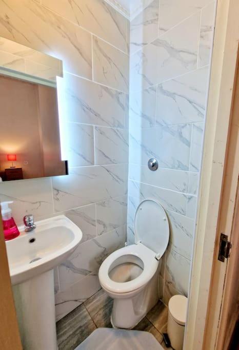 לונדון Charming Home With Private Balcony, On 1St Floor, With 2 Bathrooms, 3 Min Walk To Earl'S Court Station מראה חיצוני תמונה