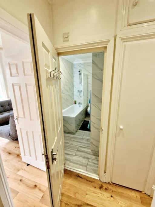 לונדון Charming Home With Private Balcony, On 1St Floor, With 2 Bathrooms, 3 Min Walk To Earl'S Court Station מראה חיצוני תמונה