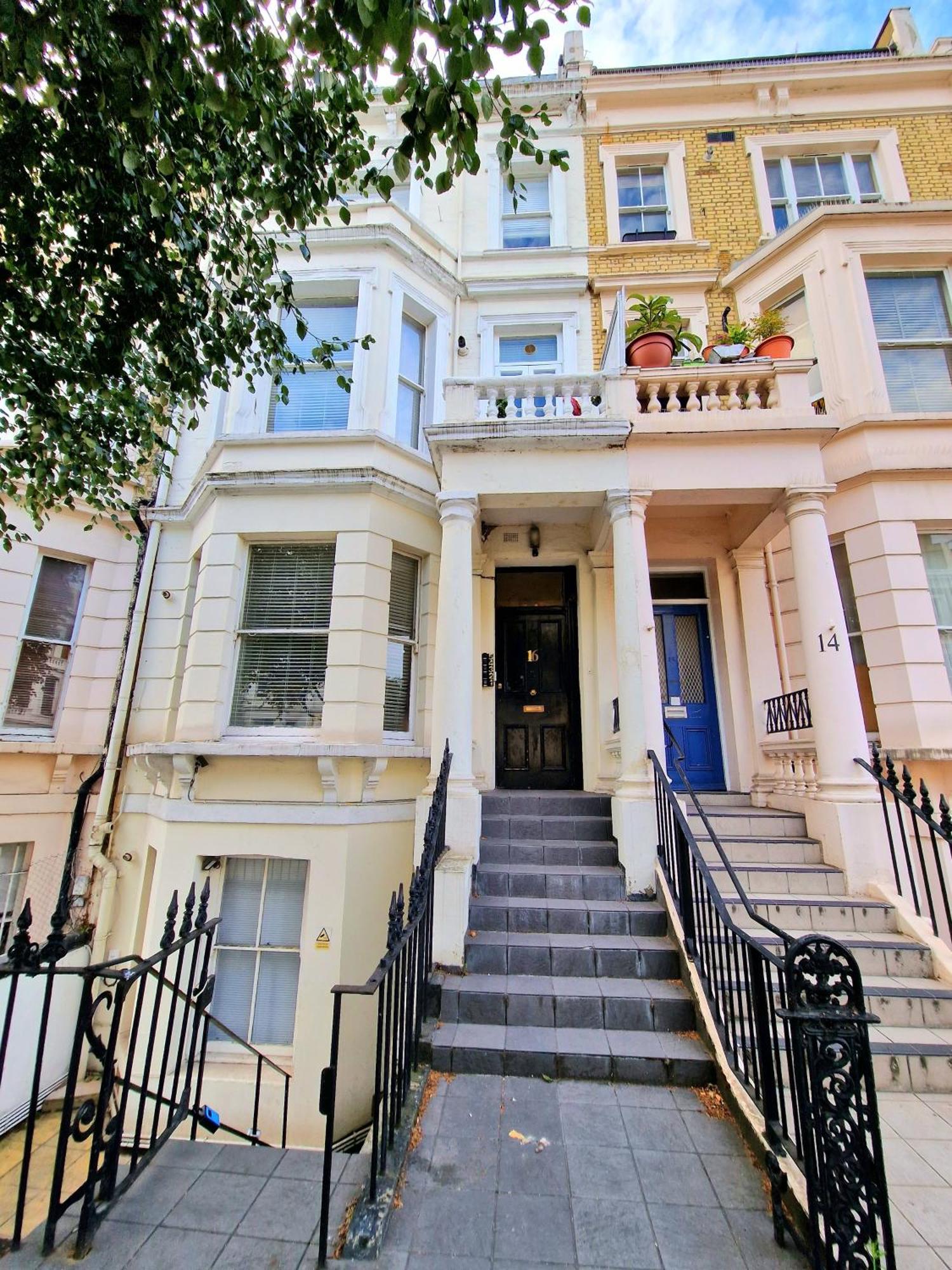 לונדון Charming Home With Private Balcony, On 1St Floor, With 2 Bathrooms, 3 Min Walk To Earl'S Court Station מראה חיצוני תמונה