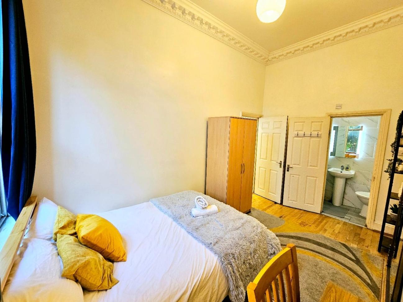 לונדון Charming Home With Private Balcony, On 1St Floor, With 2 Bathrooms, 3 Min Walk To Earl'S Court Station מראה חיצוני תמונה