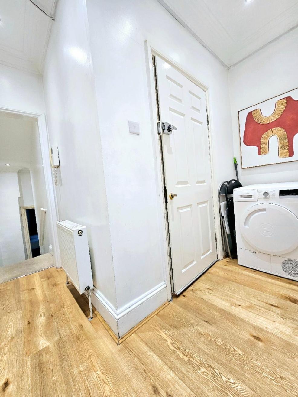לונדון Charming Home With Private Balcony, On 1St Floor, With 2 Bathrooms, 3 Min Walk To Earl'S Court Station מראה חיצוני תמונה