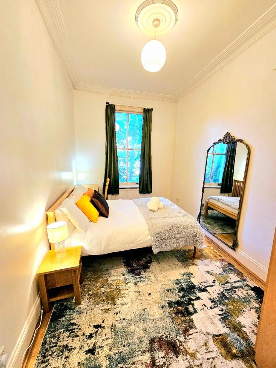 לונדון Charming Home With Private Balcony, On 1St Floor, With 2 Bathrooms, 3 Min Walk To Earl'S Court Station מראה חיצוני תמונה