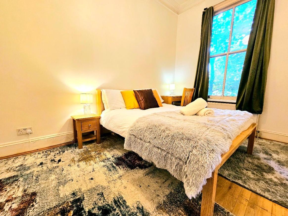 לונדון Charming Home With Private Balcony, On 1St Floor, With 2 Bathrooms, 3 Min Walk To Earl'S Court Station מראה חיצוני תמונה