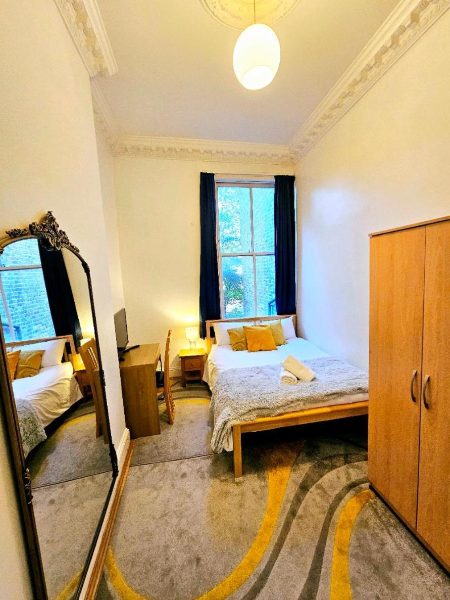 לונדון Charming Home With Private Balcony, On 1St Floor, With 2 Bathrooms, 3 Min Walk To Earl'S Court Station מראה חיצוני תמונה