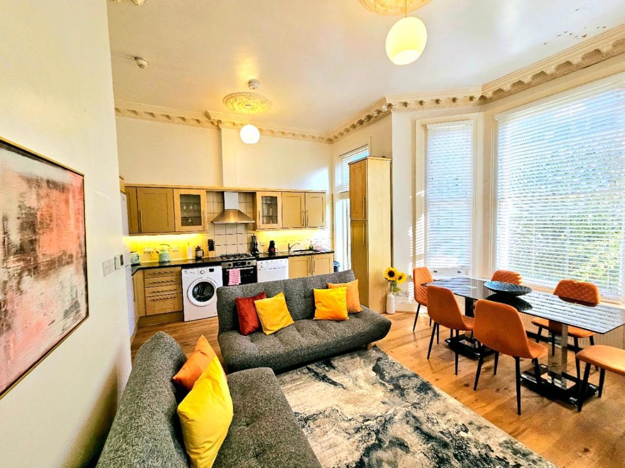 לונדון Charming Home With Private Balcony, On 1St Floor, With 2 Bathrooms, 3 Min Walk To Earl'S Court Station מראה חיצוני תמונה