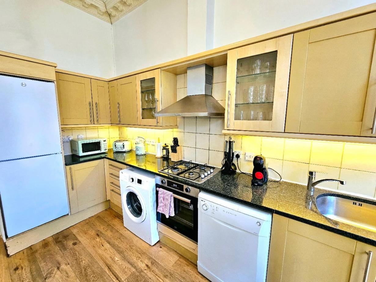 לונדון Charming Home With Private Balcony, On 1St Floor, With 2 Bathrooms, 3 Min Walk To Earl'S Court Station מראה חיצוני תמונה