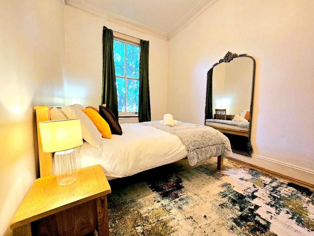לונדון Charming Home With Private Balcony, On 1St Floor, With 2 Bathrooms, 3 Min Walk To Earl'S Court Station מראה חיצוני תמונה