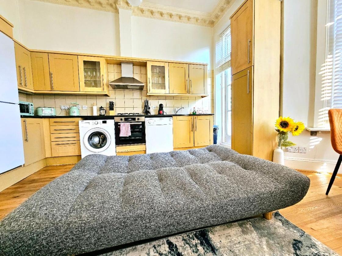 לונדון Charming Home With Private Balcony, On 1St Floor, With 2 Bathrooms, 3 Min Walk To Earl'S Court Station מראה חיצוני תמונה