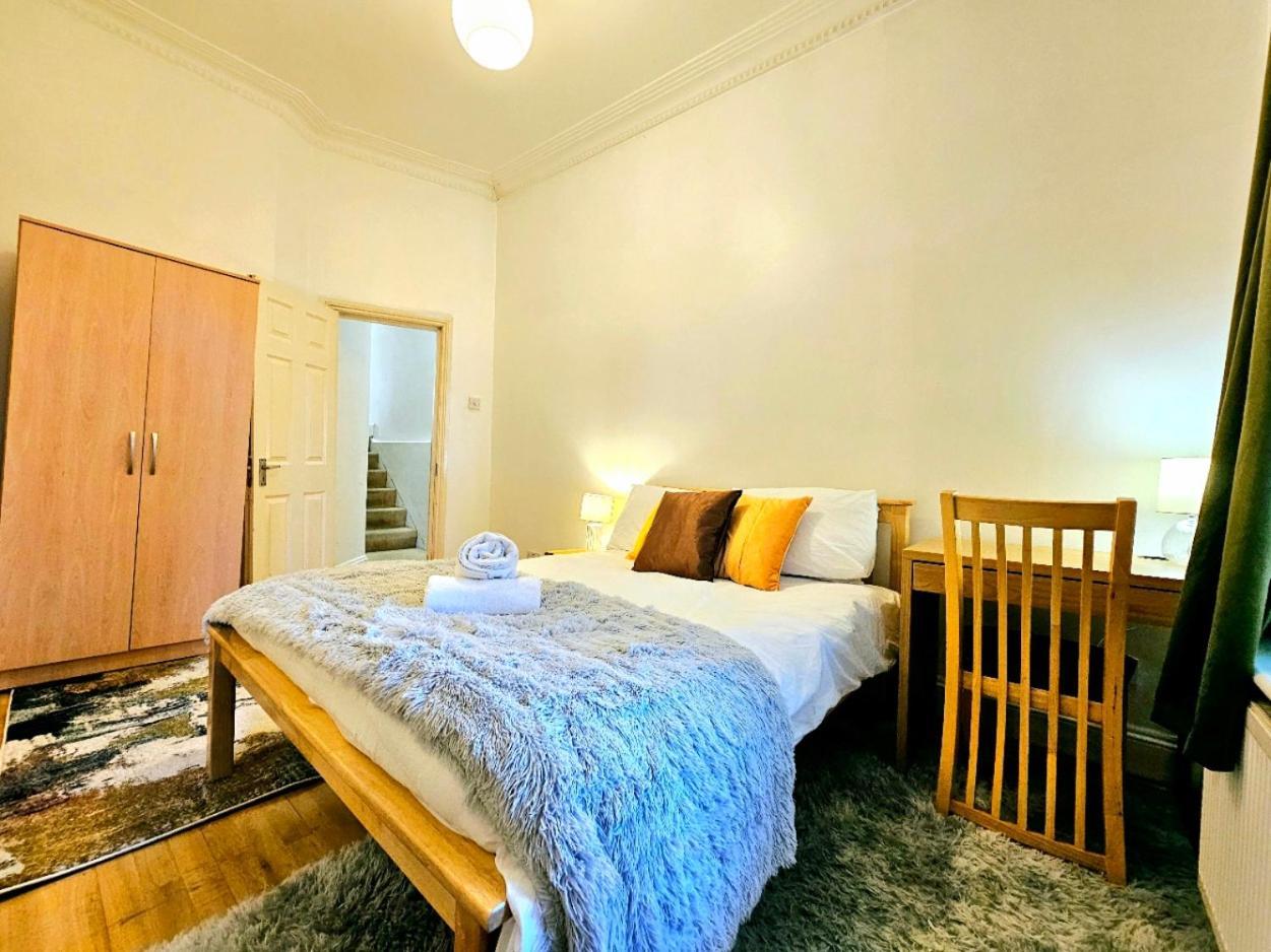 לונדון Charming Home With Private Balcony, On 1St Floor, With 2 Bathrooms, 3 Min Walk To Earl'S Court Station מראה חיצוני תמונה