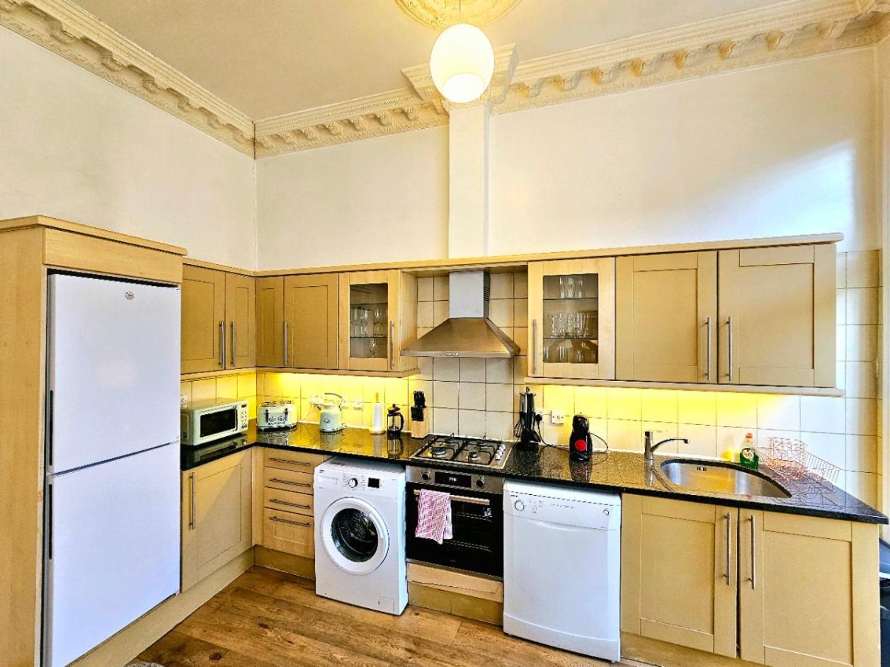 לונדון Charming Home With Private Balcony, On 1St Floor, With 2 Bathrooms, 3 Min Walk To Earl'S Court Station מראה חיצוני תמונה