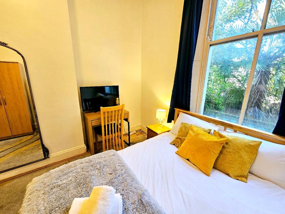 לונדון Charming Home With Private Balcony, On 1St Floor, With 2 Bathrooms, 3 Min Walk To Earl'S Court Station מראה חיצוני תמונה