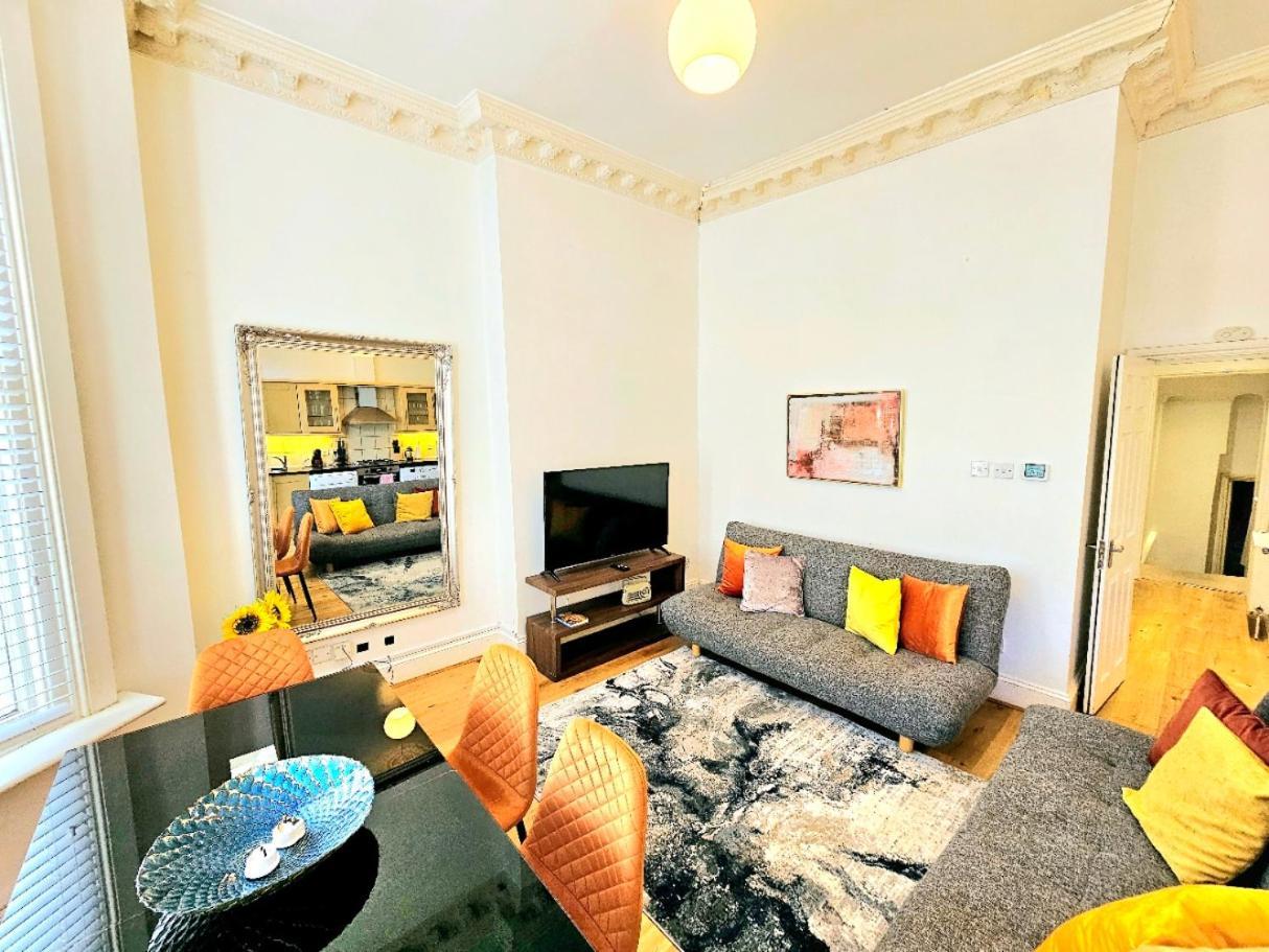 לונדון Charming Home With Private Balcony, On 1St Floor, With 2 Bathrooms, 3 Min Walk To Earl'S Court Station מראה חיצוני תמונה