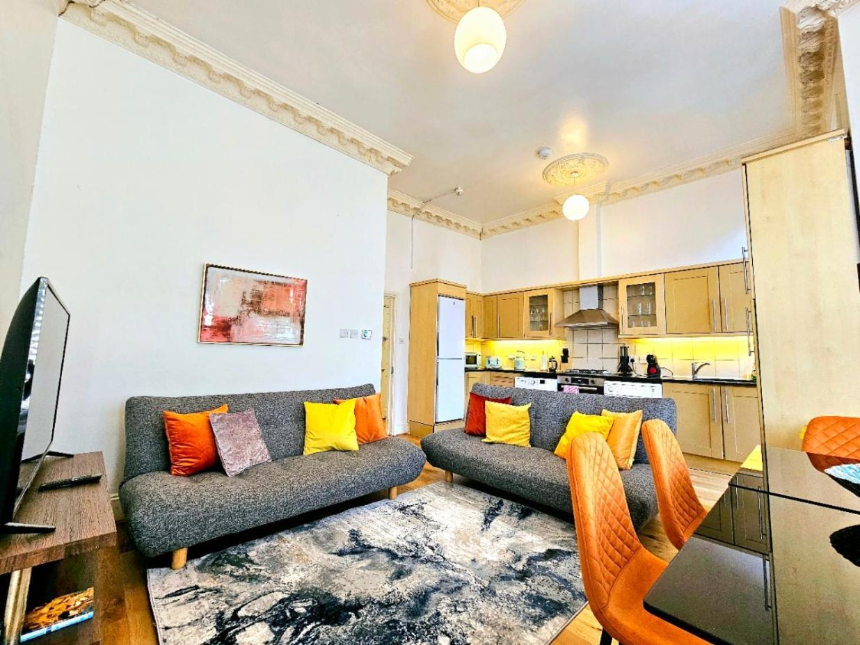 לונדון Charming Home With Private Balcony, On 1St Floor, With 2 Bathrooms, 3 Min Walk To Earl'S Court Station מראה חיצוני תמונה