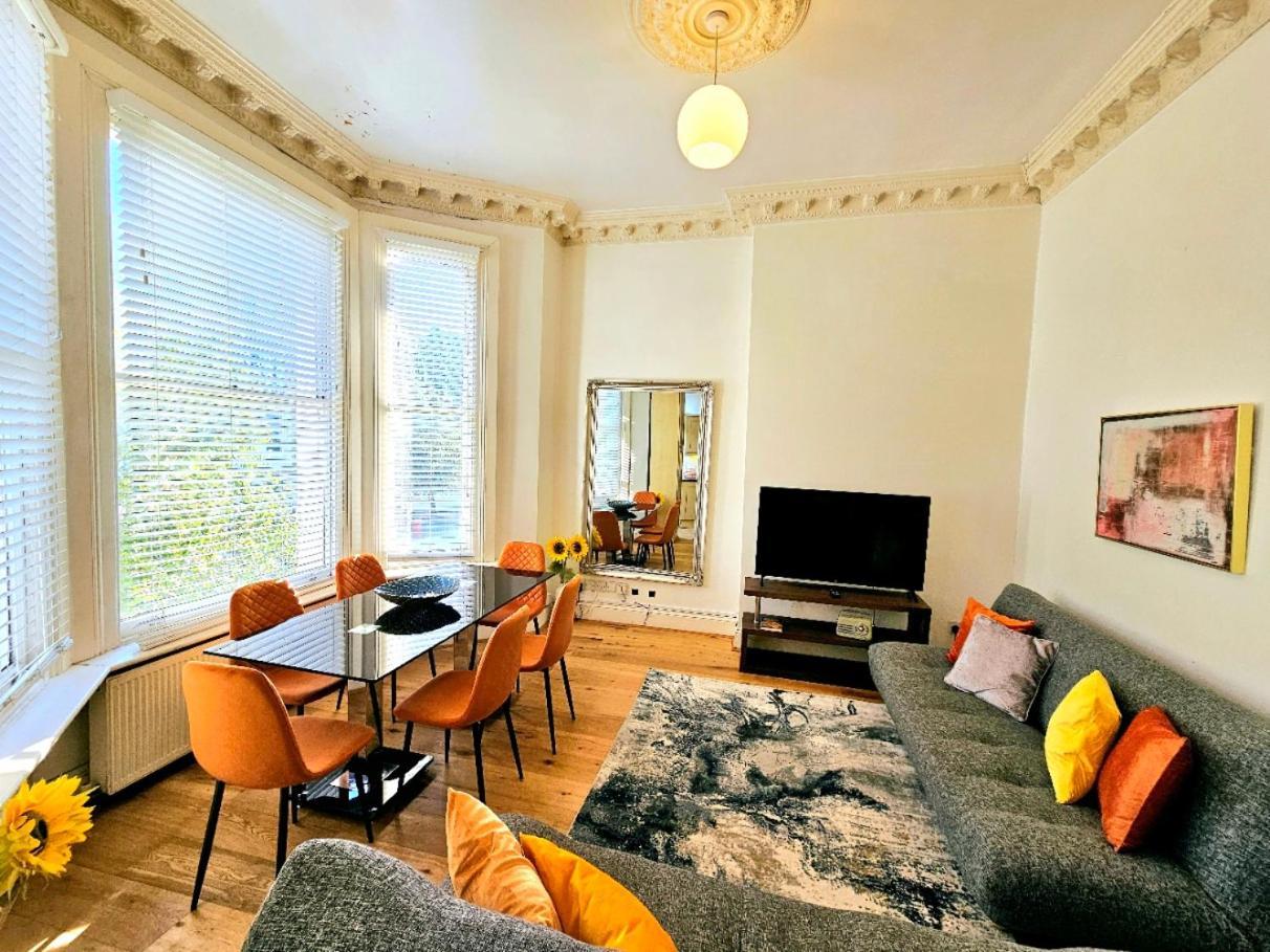 לונדון Charming Home With Private Balcony, On 1St Floor, With 2 Bathrooms, 3 Min Walk To Earl'S Court Station מראה חיצוני תמונה